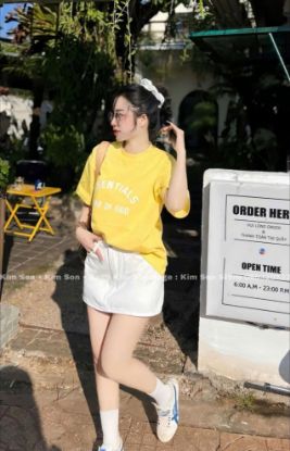 Ảnh của Áo phông vàng chữ ESSENTIALS
