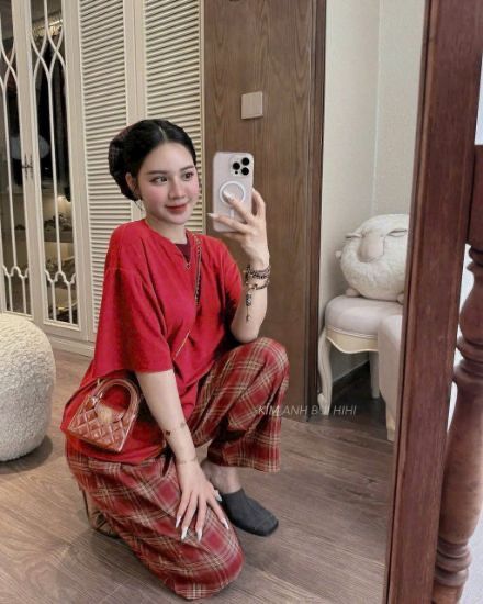 Ảnh của Set bộ đỏ mix quần kẻ kèm chun tóc