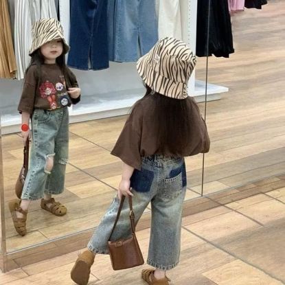 Ảnh của Set áo nâu hoạt hình mix quần jean BG